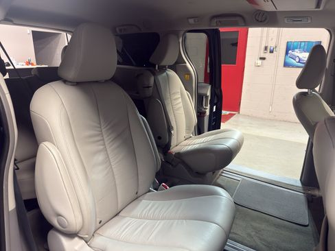 Used 2012 Toyota Sienna XLE w/ Entertainment Pkg FWD image 25