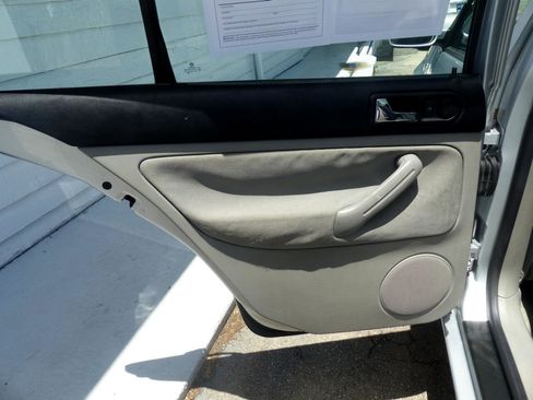 Used 2005 Volkswagen Jetta GL image 10