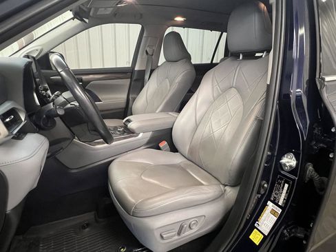 Used 2021 Toyota Highlander Platinum AWD/4WD image 3