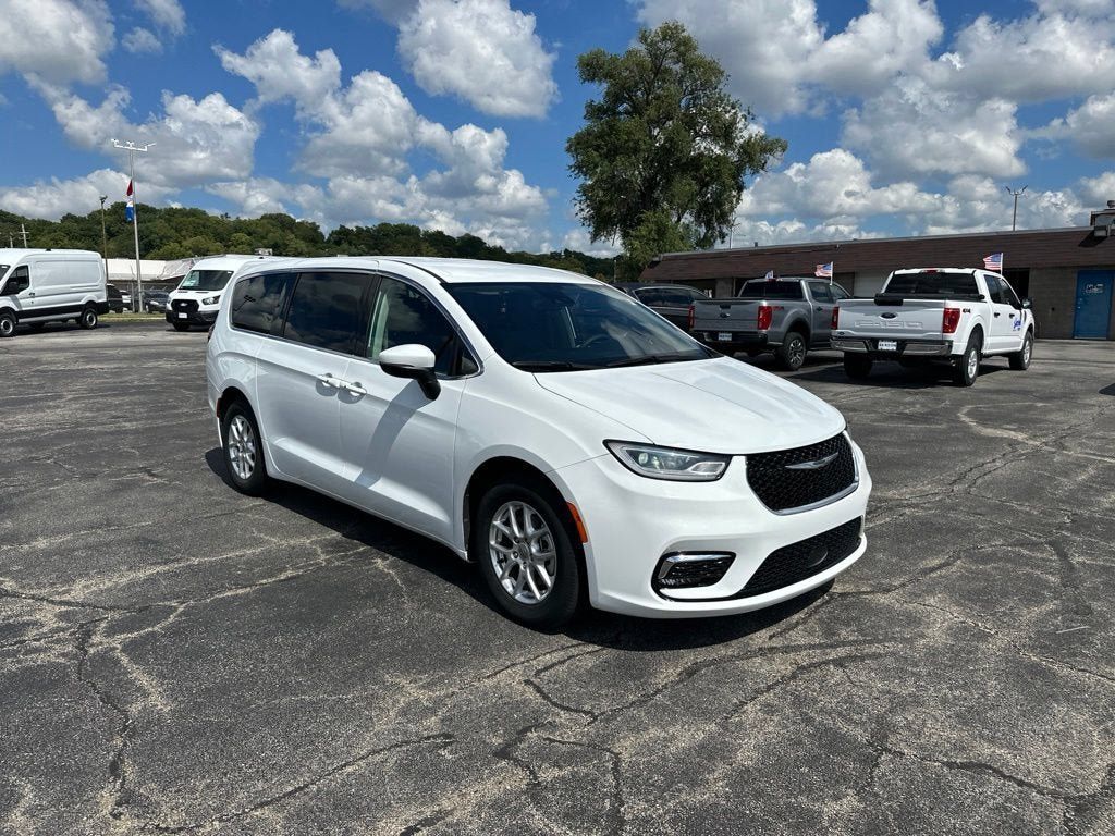 Used 2023 Chrysler Pacifica Touring-L FWD image 3