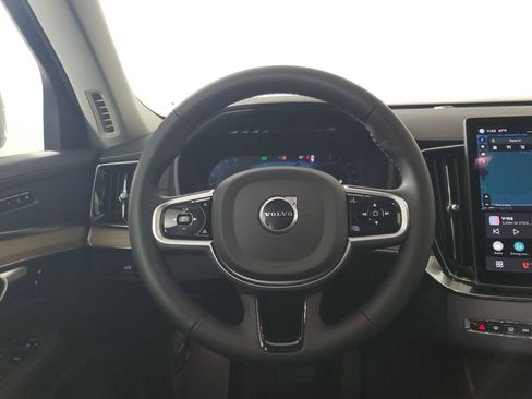 Used 2025 Volvo XC90 B6 Plus image 18