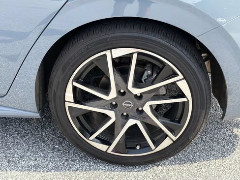 Certified 2025 Nissan Sentra SR FWD image 31