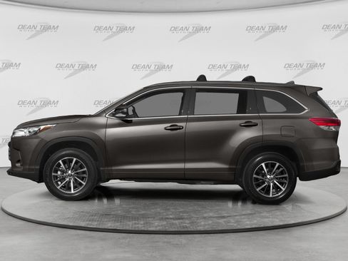 Used 2017 Toyota Highlander XLE AWD/4WD image 3
