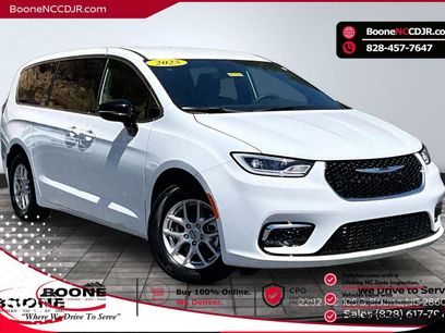 Used 2025 Chrysler Pacifica Select