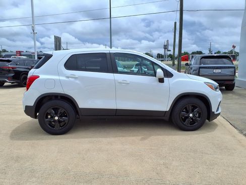 Used 2022 Chevrolet Trax LS w/ Tint and Cruise Package FWD image 5