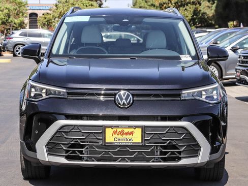 Certified 2025 Volkswagen Taos SE FWD image 2