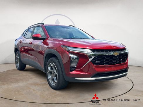 Used 2025 Chevrolet Trax LT FWD image 1