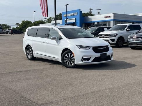 Used 2022 Chrysler Pacifica Limited FWD image 2