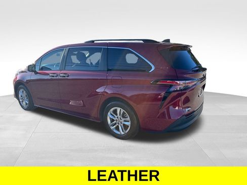 Used 2022 Toyota Sienna XLE w/ XLE Plus Package image 4