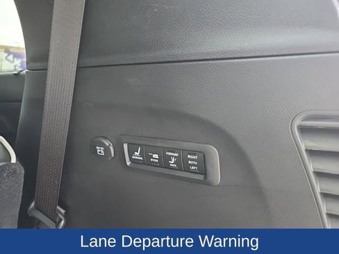 Used 2023 Chrysler Pacifica Limited w/ Uconnect Theater Family Group image 10