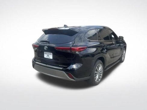 Used 2021 Toyota Highlander Platinum FWD image 3