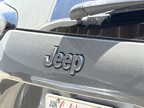 Used 2019 Jeep Cherokee Trailhawk w/ Comfort/Convenience Group AWD/4WD image 4
