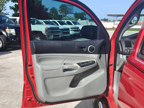 Used 2014 Toyota Tacoma PreRunner w/ SR5 Package RWD image 41