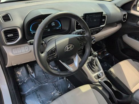 Used 2025 Hyundai Venue SEL FWD image 15