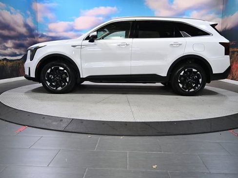 Used 2025 Kia Sorento S image 5