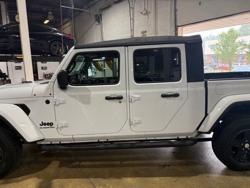 Used 2022 Jeep Gladiator Sport AWD/4WD image 9