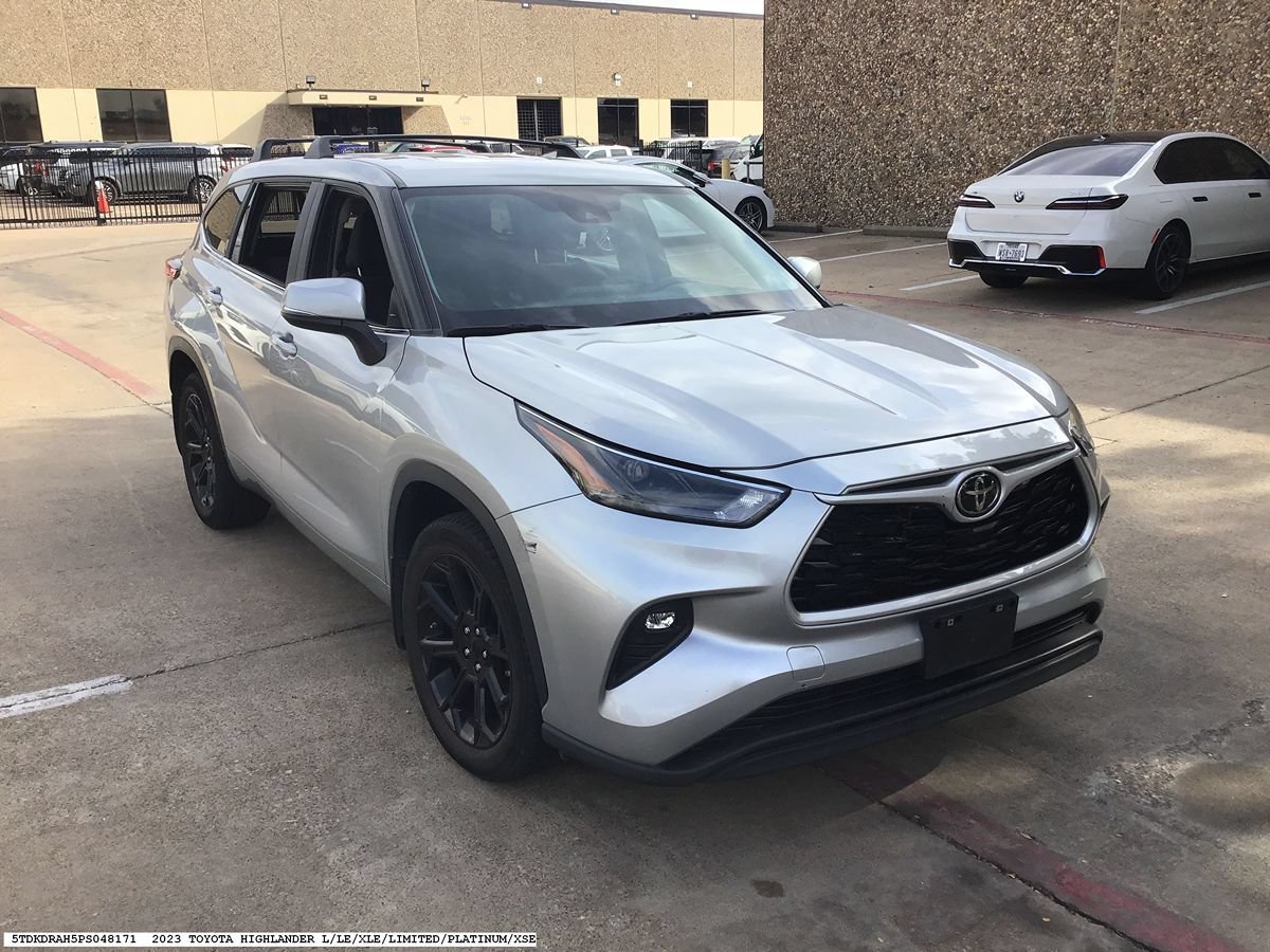 Used 2023 Toyota Highlander LE FWD image 4