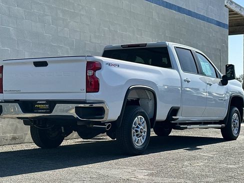 Used 2025 Chevrolet Silverado 2500 LT w/ Convenience Package AWD/4WD image 4