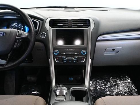 Used 2020 Ford Fusion SE FWD image 11