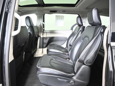 Used 2023 Chrysler Pacifica Limited FWD image 18