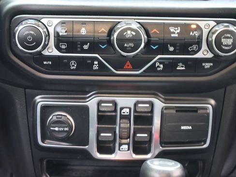 Used 2021 Jeep Wrangler Unlimited Sahara AWD/4WD image 15