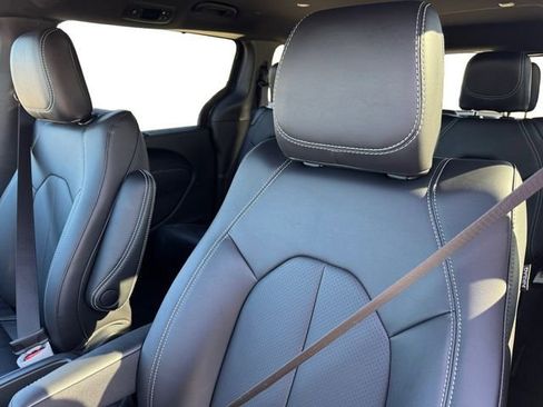New 2026 Chrysler Pacifica Select AWD/4WD image 13