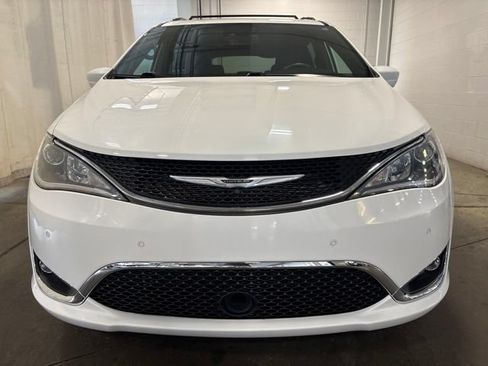 Used 2020 Chrysler Pacifica Touring-L FWD image 2