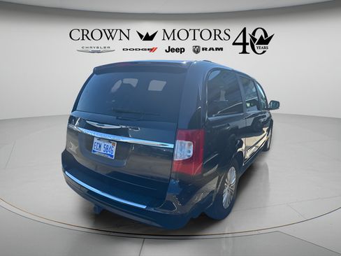 Used 2015 Chrysler Town & Country Touring-L w/ Trailer Tow Group FWD image 10