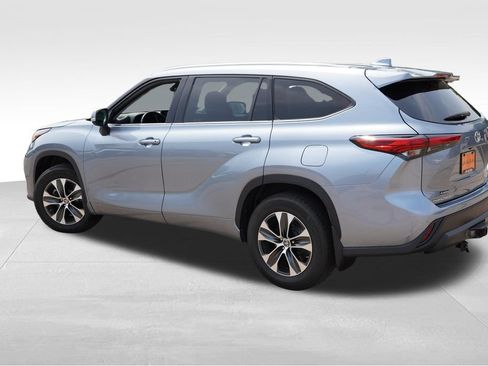 Used 2021 Toyota Highlander XLE AWD/4WD image 8