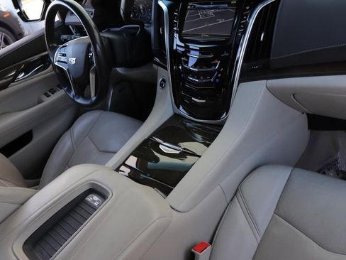 Used 2019 Cadillac Escalade ESV Premium Luxury image 59