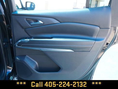 Used 2025 Chevrolet Traverse LT FWD image 21