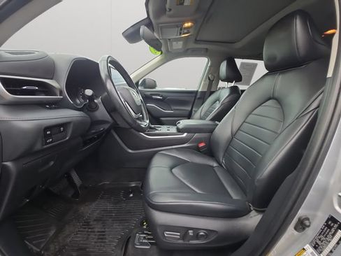 Used 2023 Toyota Highlander XLE FWD image 10