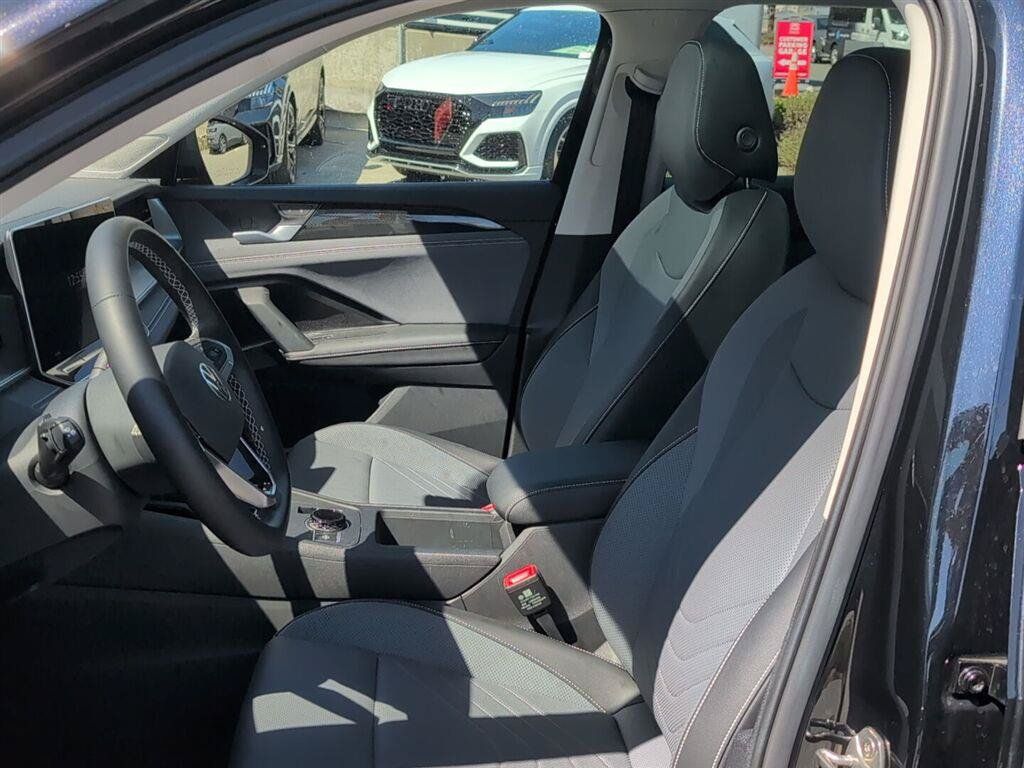 Used 2025 Volkswagen Tiguan SE w/ Panoramic Sunroof Package FWD image 13