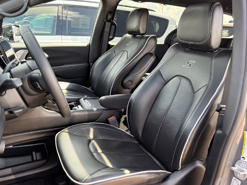 Used 2025 Chrysler Pacifica Limited FWD image 24