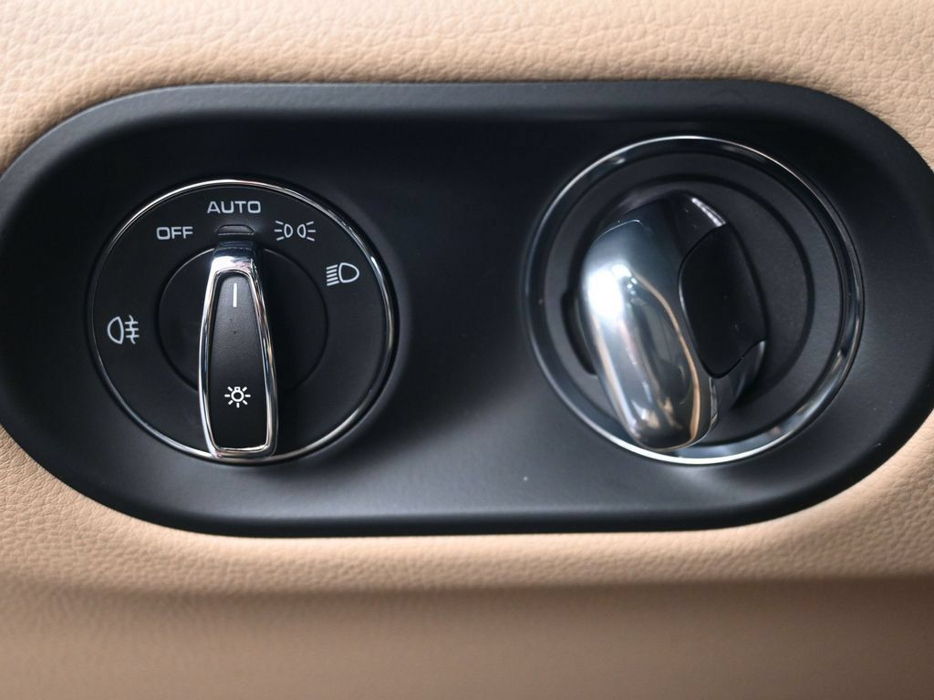 Certified 2026 Porsche Macan AWD/4WD image 24
