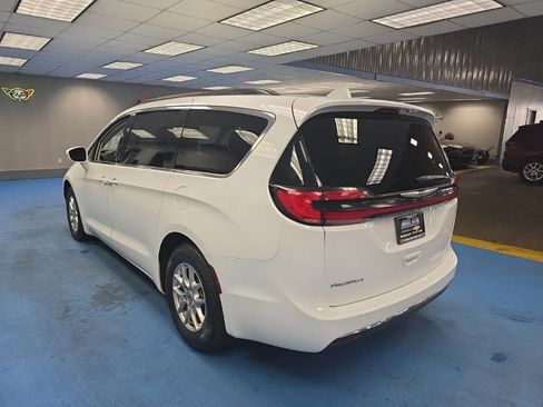 Used 2022 Chrysler Pacifica Touring-L FWD image 9