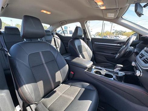 Used 2024 Nissan Altima 2.5 SR FWD image 9