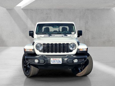 Used 2024 Jeep Gladiator Sport image 2