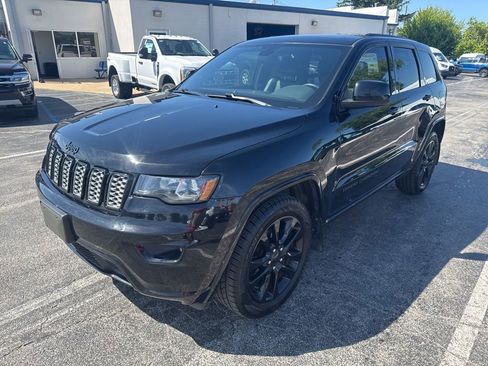 Used 2019 Jeep Grand Cherokee Altitude AWD/4WD image 7