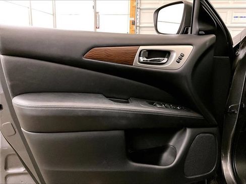Used 2019 Nissan Pathfinder Platinum AWD/4WD image 22