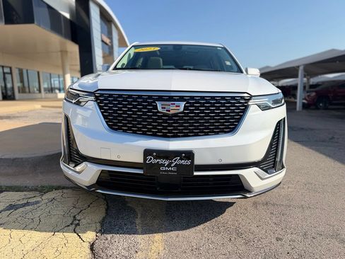 Used 2023 Cadillac XT6 Premium Luxury w/ Technology Package FWD image 2
