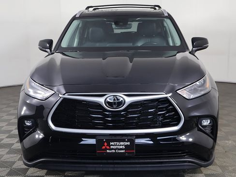 Used 2022 Toyota Highlander XLE image 11