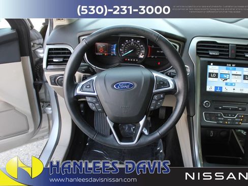 Used 2017 Ford Fusion SE w/ Fusion SE Technology Package FWD image 16