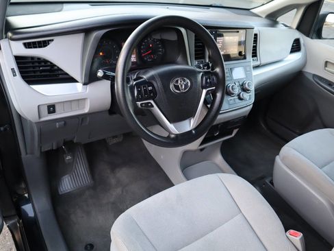 Used 2015 Toyota Sienna L image 23