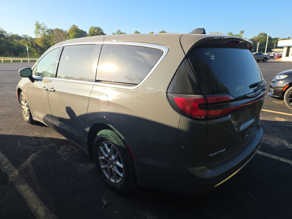 Used 2023 Chrysler Pacifica Touring-L FWD image 4