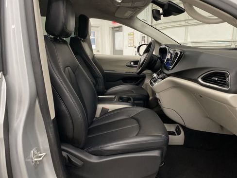 Used 2024 Chrysler Pacifica Touring-L FWD image 18