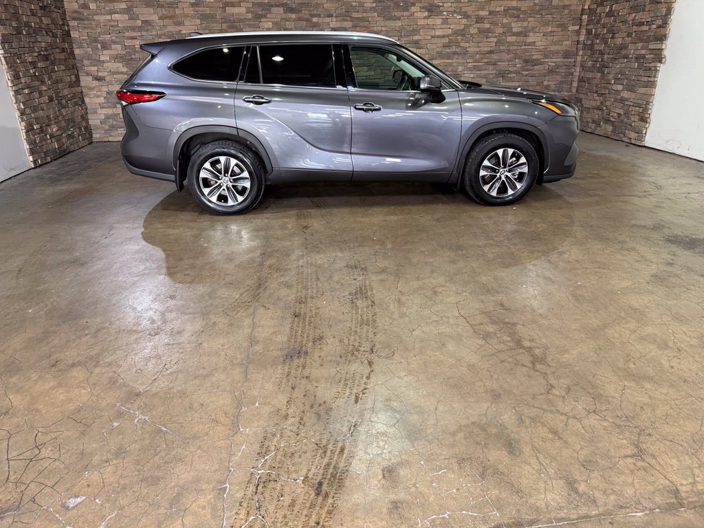 Used 2022 Toyota Highlander XLE AWD/4WD image 4
