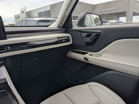 New 2026 Lincoln Aviator 2WD w/ Jet Appearance Package image 15
