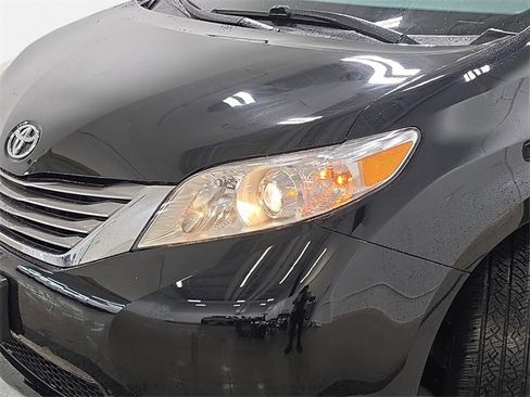Used 2017 Toyota Sienna XLE Premium image 31