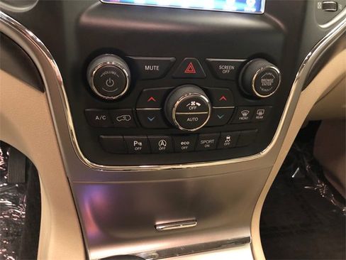 Used 2018 Jeep Grand Cherokee Laredo image 20